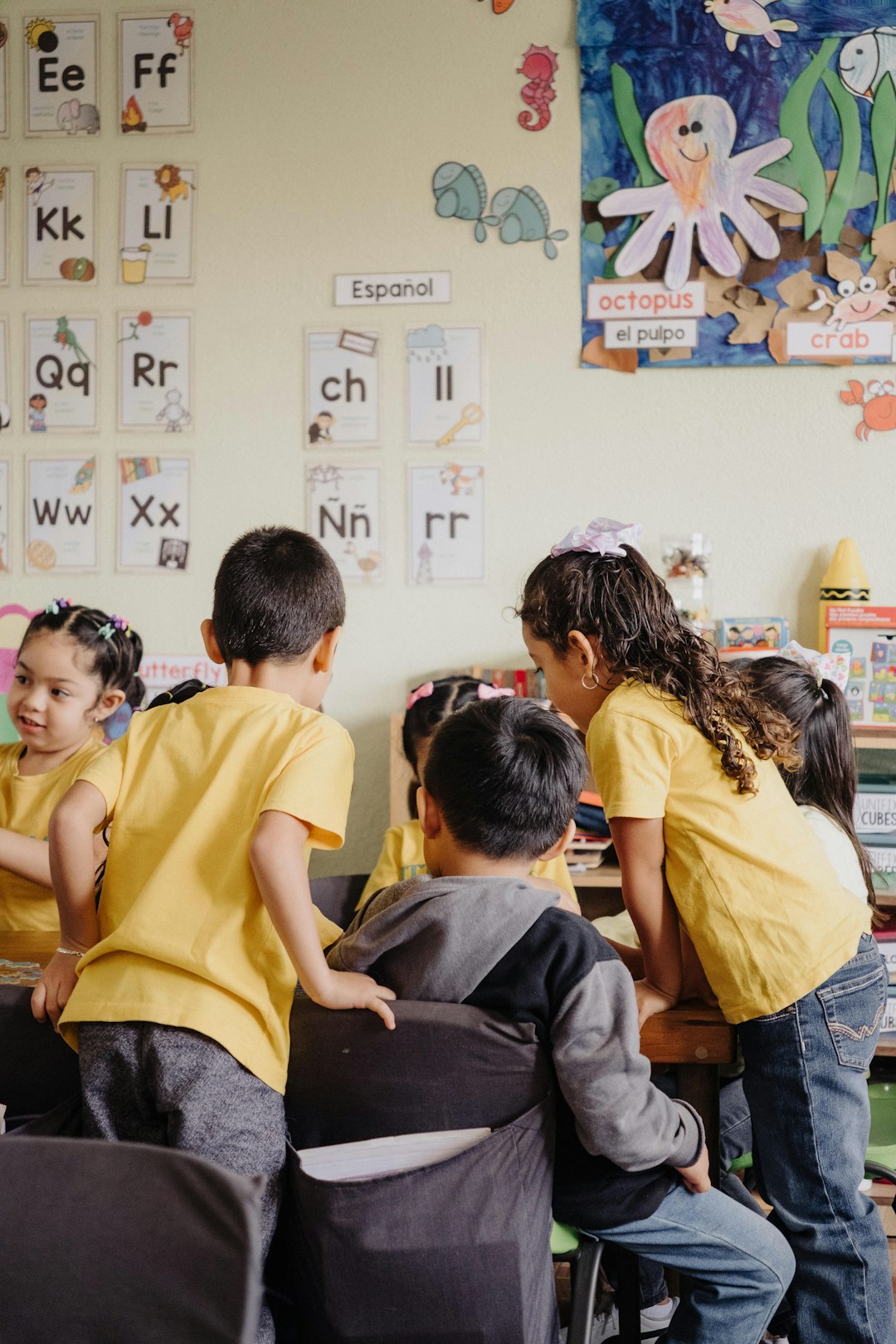 a-group-of-children-sitting-at-desks-in-a-classroom-odsmnw-a5uk